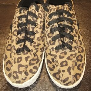 Trevorn Women's 8.5 Leopard lace up shoes.  Flats